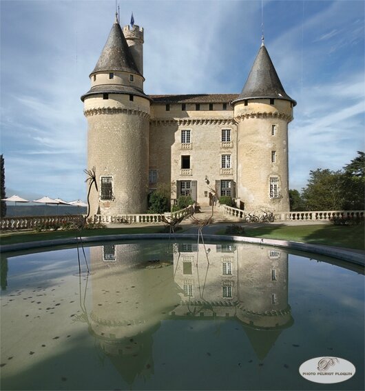 Chateau_de_Mercues_reflet_dans_le_bassin