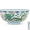 A wucai 'dragon and phoenix' bowl, kangxi six-character mark and of the period (1662-1722)