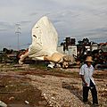 Une statue géante de marilyn jetée aux ordures