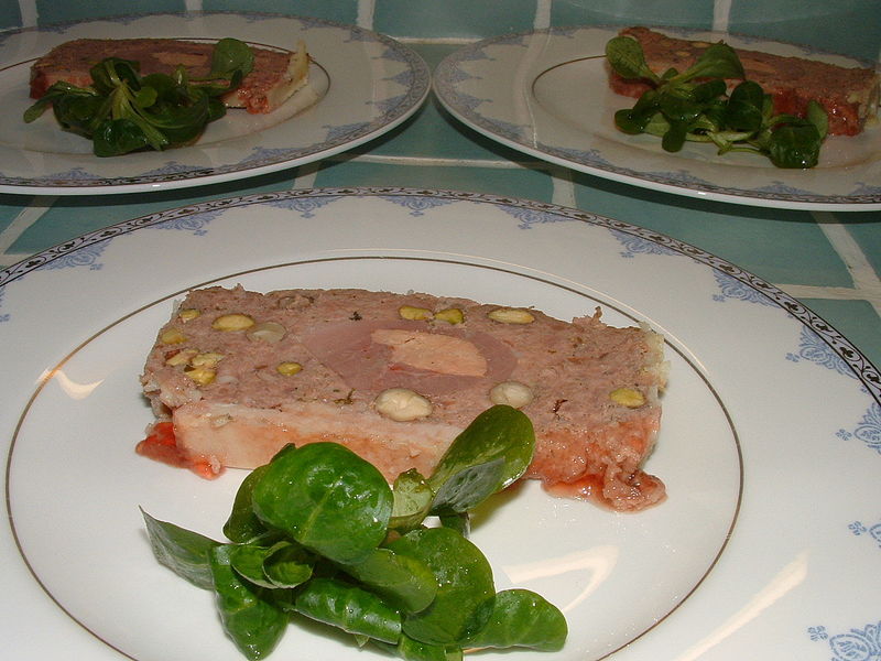 Terrine de canard au foie gras, aux pistaches et aux noisettes Le