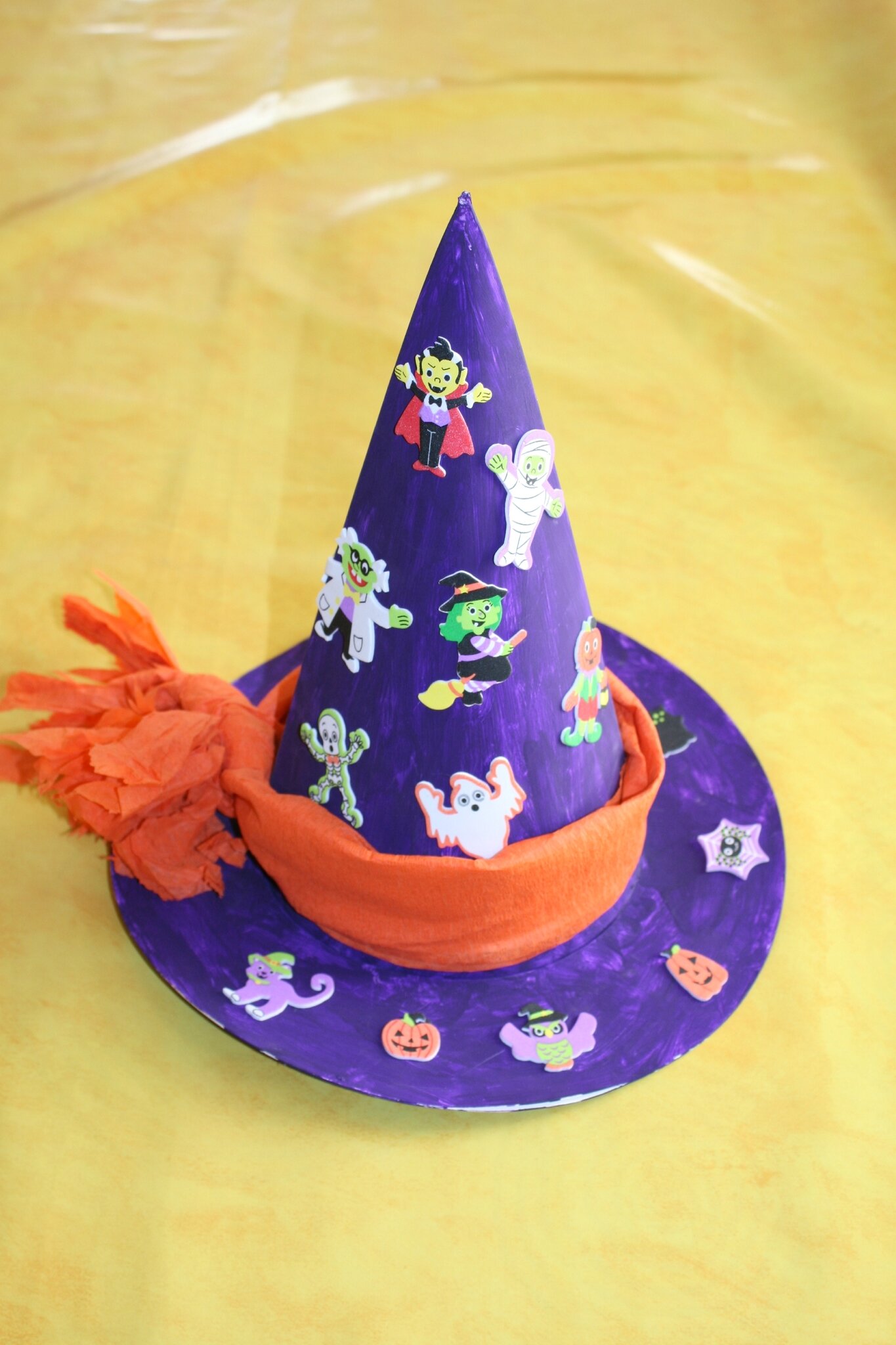 Peuvent être suspendus à l'intérieur Décoration d'Halloween Lunriwis Lot de 5 chapeaux de sorcière lumineux pour Halloween à l'extérieur et dans les cours.