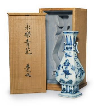 A very rare blue and white faceted vase, Ming dynasty, late 15th century
