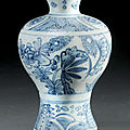 Vase balustre qinghua en porcelaine. chine, dynastie ming.