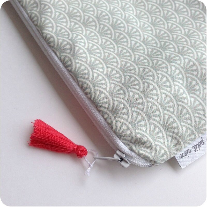 POCHETTE-POMPON-GRISE