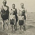 La plage 1930 : Ah les beaux maillots ! Edouard Courthès et sa femme René Courthès leur fille Janine et Ginette