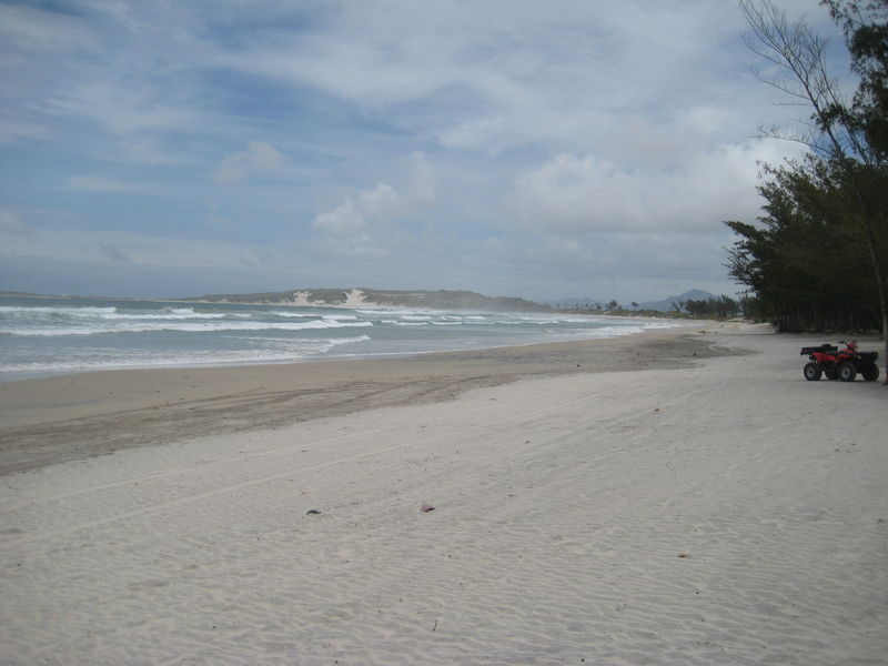 Resto Au Bord De La Plage Avec Grosses Vagues Photo De