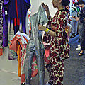 Japonaise en kimono à un stand