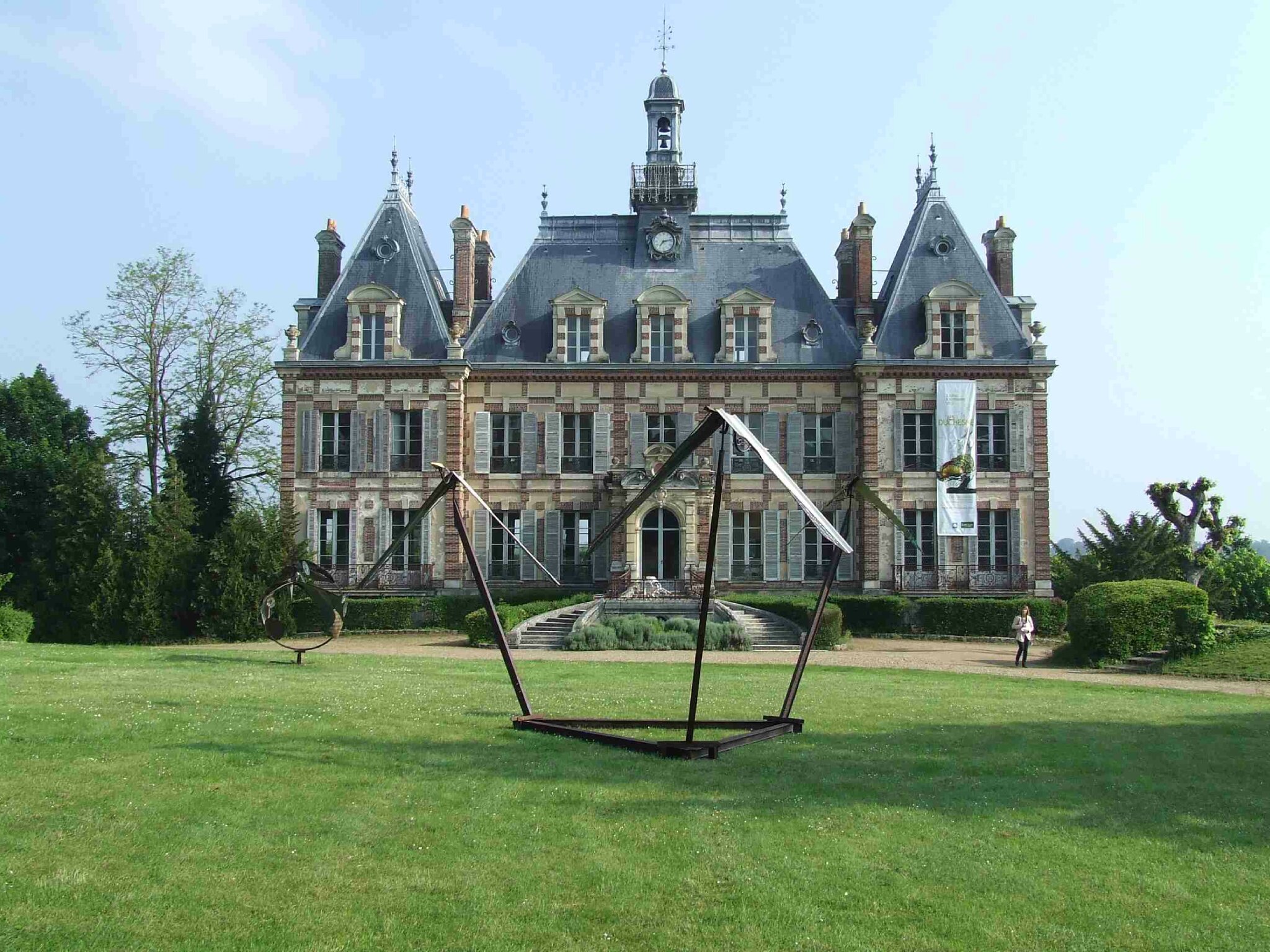 Exposition "Les Duchesne" au château de Nogent-le-Roi: deux artistes