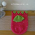 Crochet : cocoon fraise pour bébé + bonnet + chaussons 