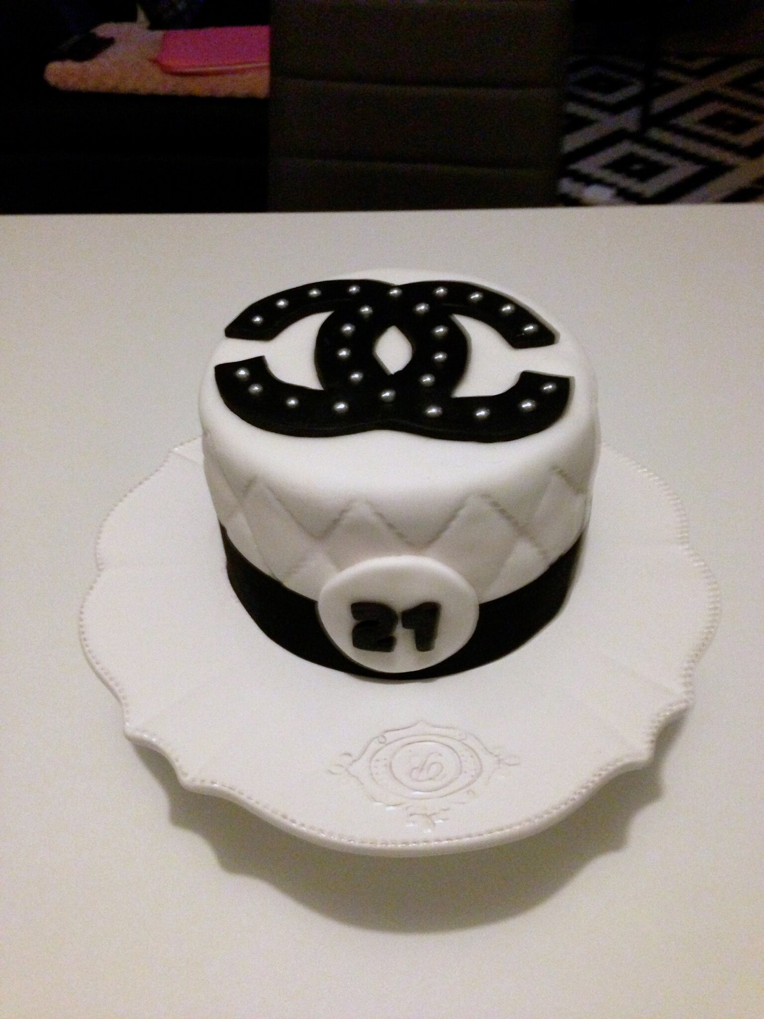 Cake Art Chanel Sur Commande Cake Concept Salon De The Bagels