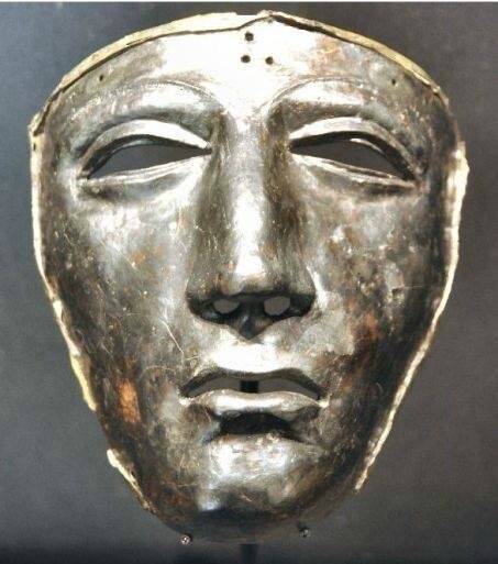 un masque facial de cavalerie romaine retrouvé à Kalkriese (En Allemagne)
