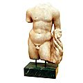 Torse masculin en marbre blanc de carrare. rome, époque romaine, fin du ier ou début du iième siècle