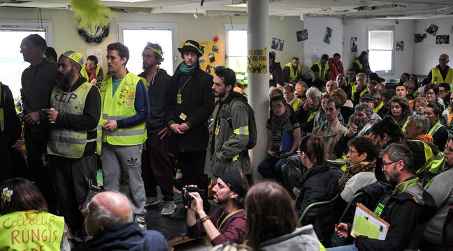 648x360_centaines-gilets-jaunes-reunis-saint-nazaire-vendredi-5-avril-2019
