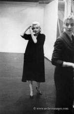 1955-01-28-NY-Lexington_avenue-020-1-Marilyn-Monroe-MHG-MMO-CP-22