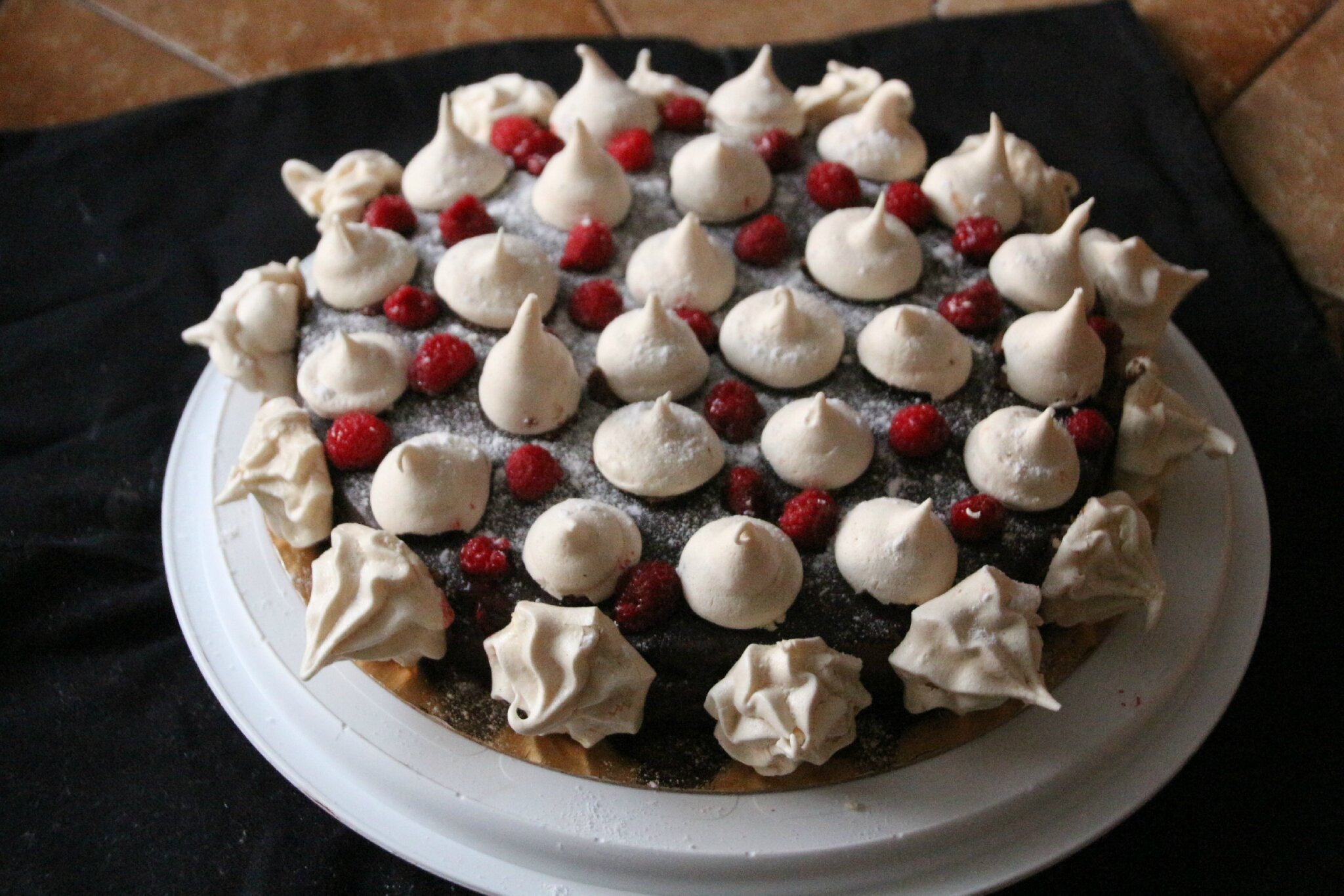 Gateau Chocolat Decor Meringues Sylgote Aux Fraises