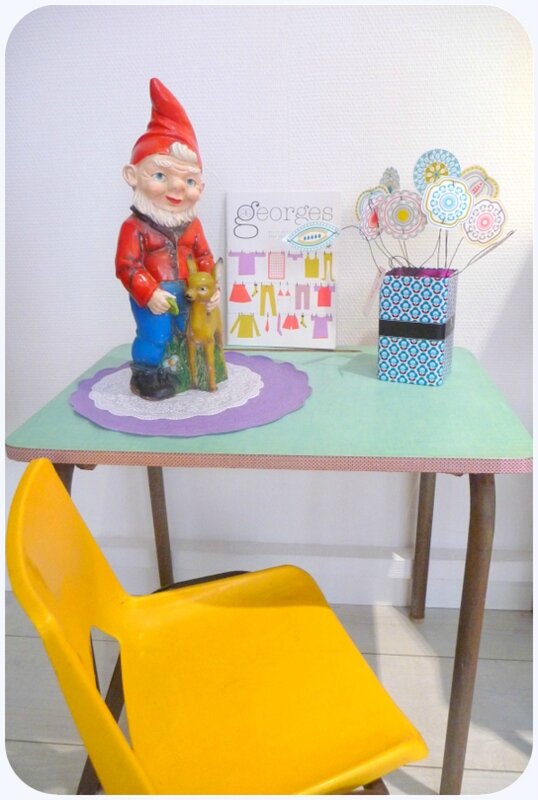 petit bureau avec un joli formica turquoise et une petite chaise en plastique jaune
