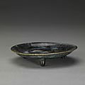 Three feet shallow-type plate, Tang dynasty, high 3