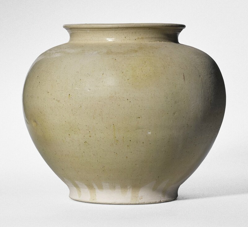 A white-glazed pottery jar, Tang dynasty