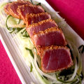Tataki de thon rouge au paprika fumé sur lit de papaye verte et d'algues