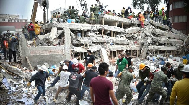 des-secouristes-deblaient-les-decombres-a-la-recherche-des-survivants-a-mexico-le-19-septembre-2017-1_5947954