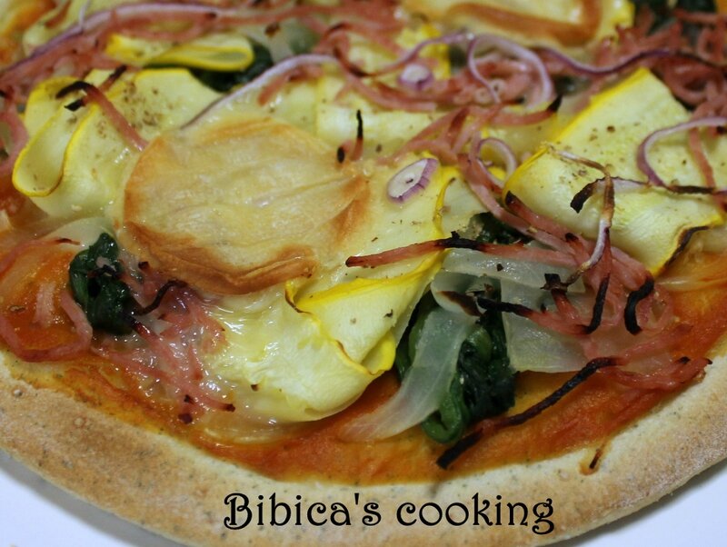 Pizza crousti-moelleuse au Rocamadour, jambon et légumes variés gros plan