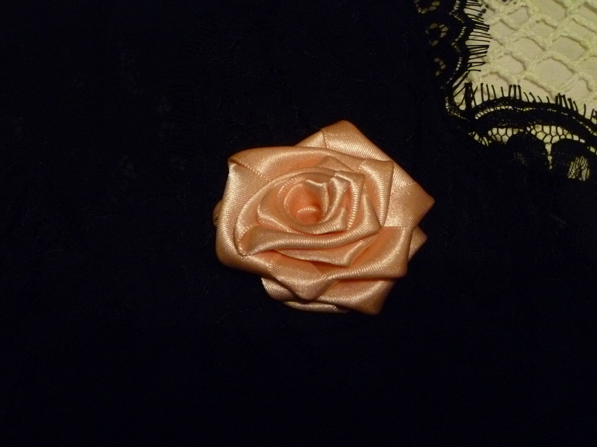 Fleuriste En Tablier Utilisant Un Ruban Rose à Nouer Pour Créer Un