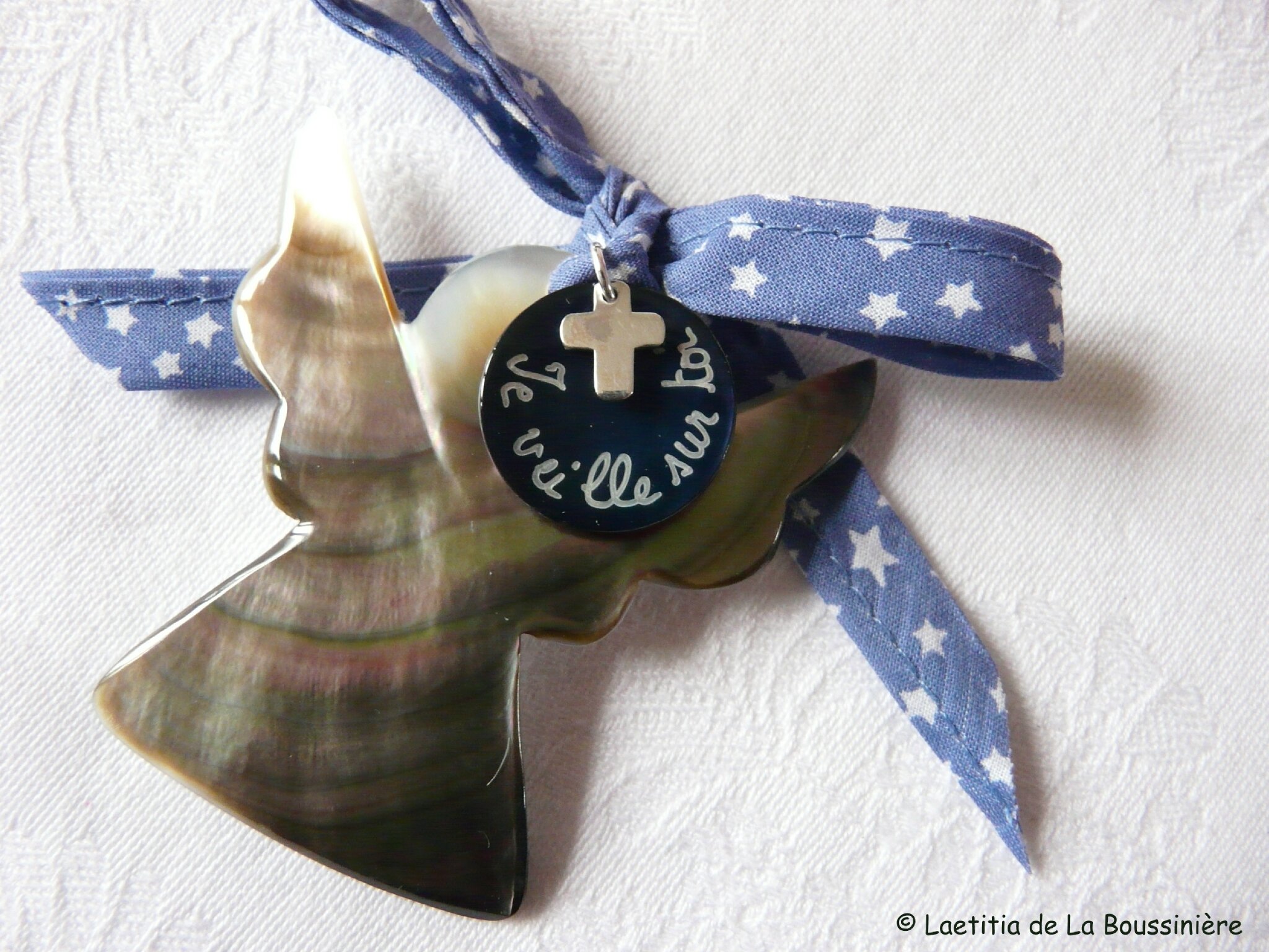 Ange de berceau personnalisé avec mini Croix en argent massif (sur ruban fond bleu petites étoiles blanches) - 45 €