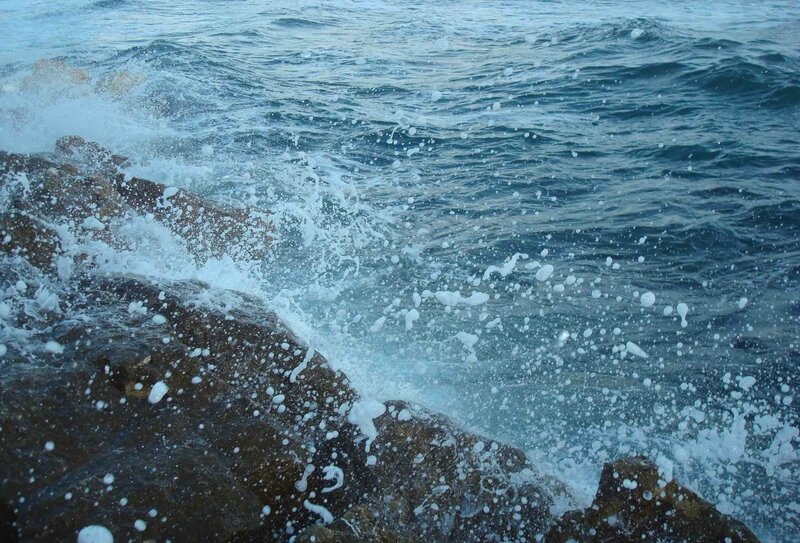Vagues contre les rochers littoral méditerranéen