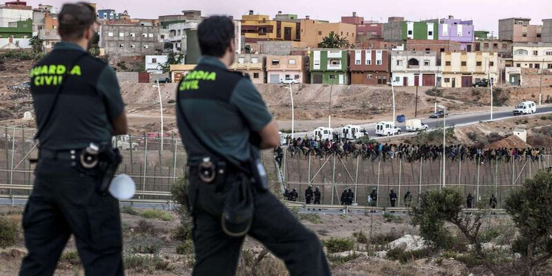 la-guardia-civil-espagnole-tente-dempecher-les-immigrants-africains-de-franchir-la-barriere-frontaliere-separant-le-maroc-de-lenclave-espagnole-de-melilla