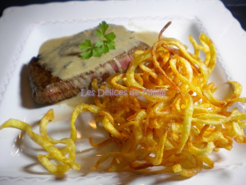 Steak au roquefort et frites bouclettes