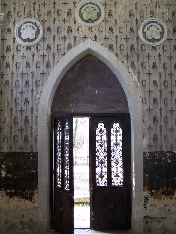 La porte de la chapelle