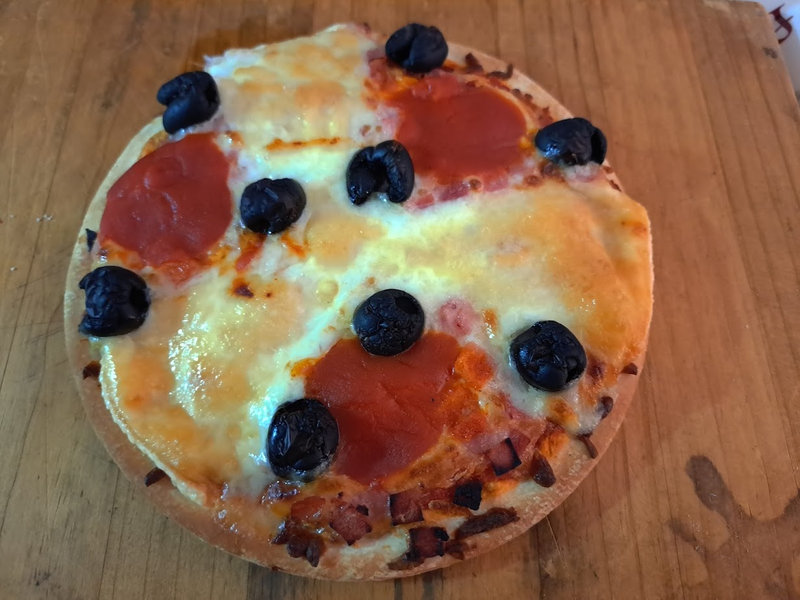 Pizza aux 3 fromages et jambon à la sauce tomate