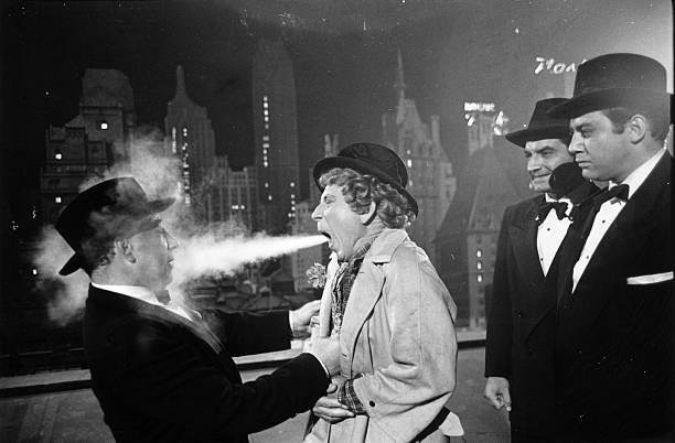 1949-Love_Happy-film-scene_marx-040-1