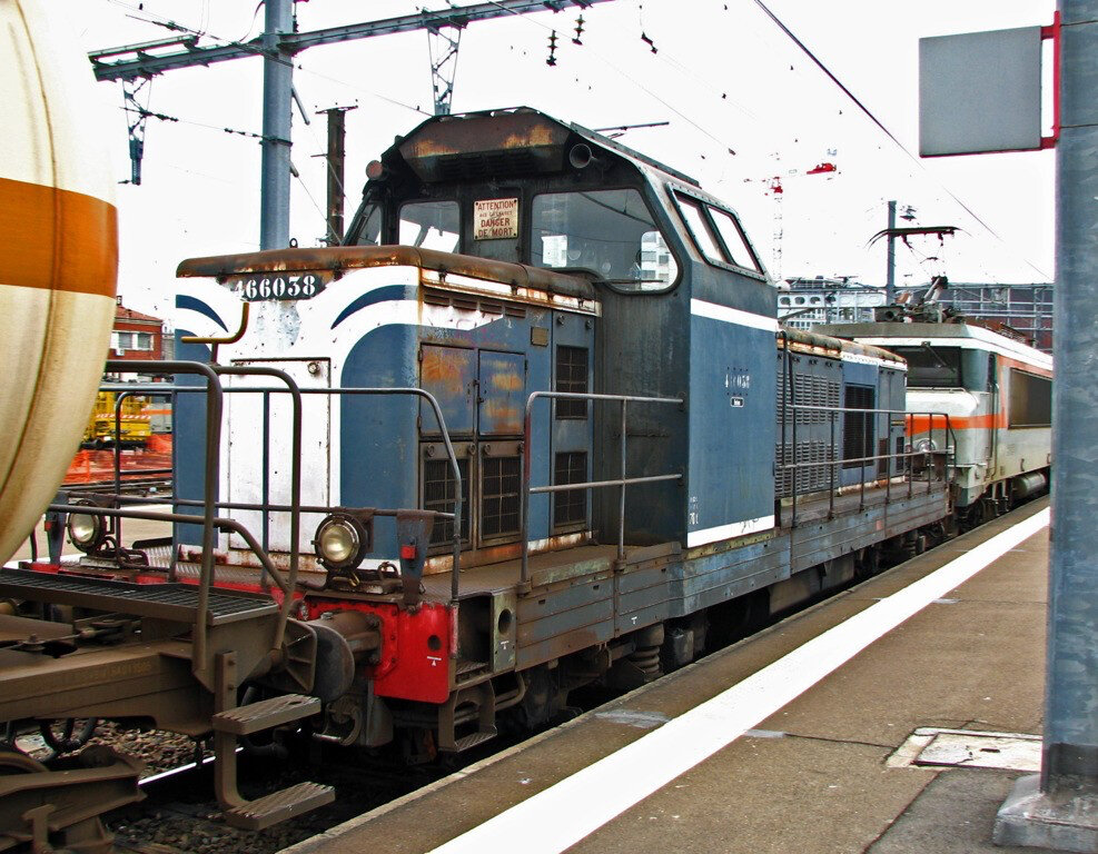 BB 66038 dans sa livrée bleue 'à moustache' passant en gare de Toulouse