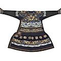 Robe de cour en gaze bleue brodée au point compté, chaofu. chine, dynastie qing, xixème siècle