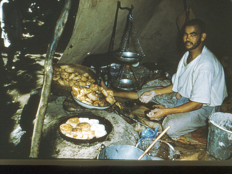27-MRK, place Djemaa-el-Fna, marchand de svinges'beignets),1958