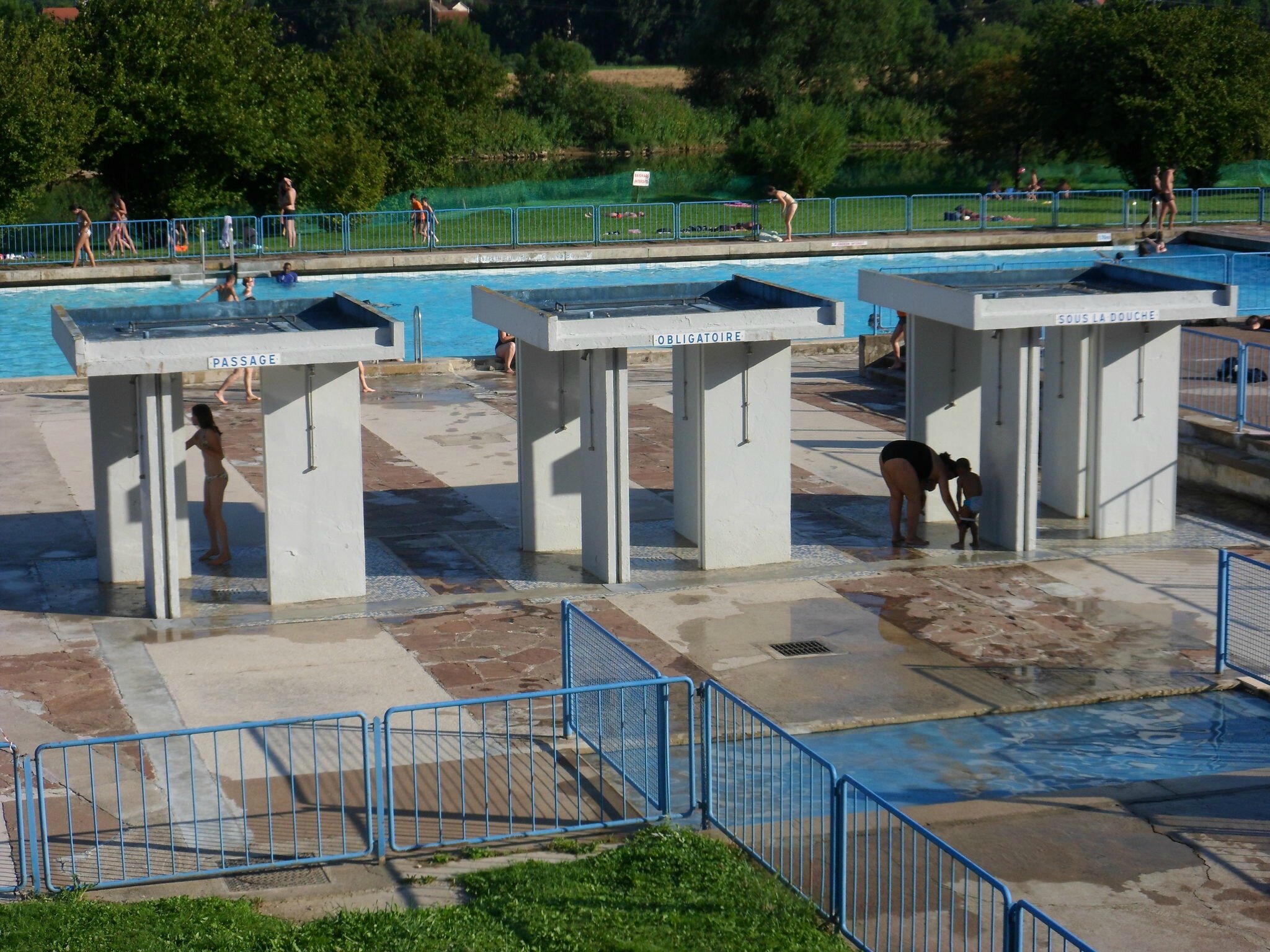 Besançon Des Maîtres Nageurs Victimes De Jets De Pierres à La