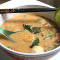 Cuisine asiatique : soupe thaï épicée aux crevettes, poisson et lait de coco