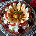 Salade composée sur un lit de riz