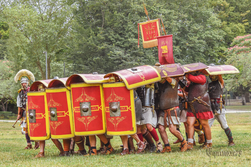 Formation Tortue Légion Les 2000 ans de L'Arc de Germanicus à Saintes et de l’amphithéâtre des Trois Gaules à Lyon (1)
