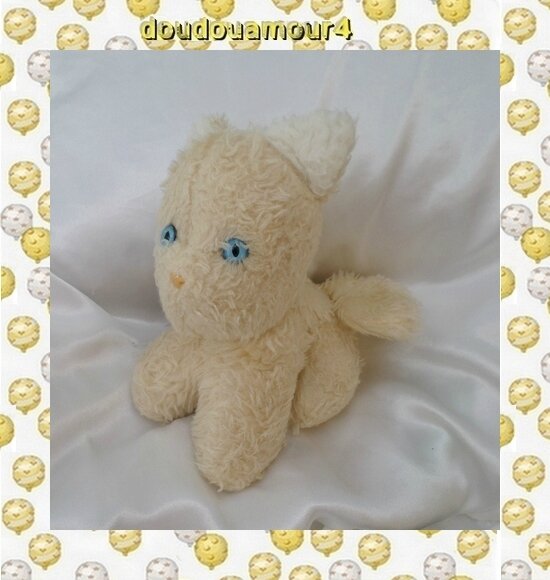 Doudou Peluche Chat Assis Jaune Clair Oreilles Blanc Yeux