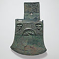 Hache archaïque en bronze, yue, fin de la dynastie shang, ca. 1200 avant j.-c.