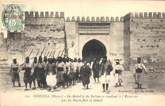 Boumendil-Oudjda-12-Mehella-du-Sultan-se-rendant-a-l-exercise-par-la-Porte-Bab-el-Gherb-1907