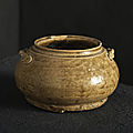 Jarre à deux prises, grès à couverte brun clair, chine, zhejiang. dynastie des jin occidentaux (265-316) ou postérieur