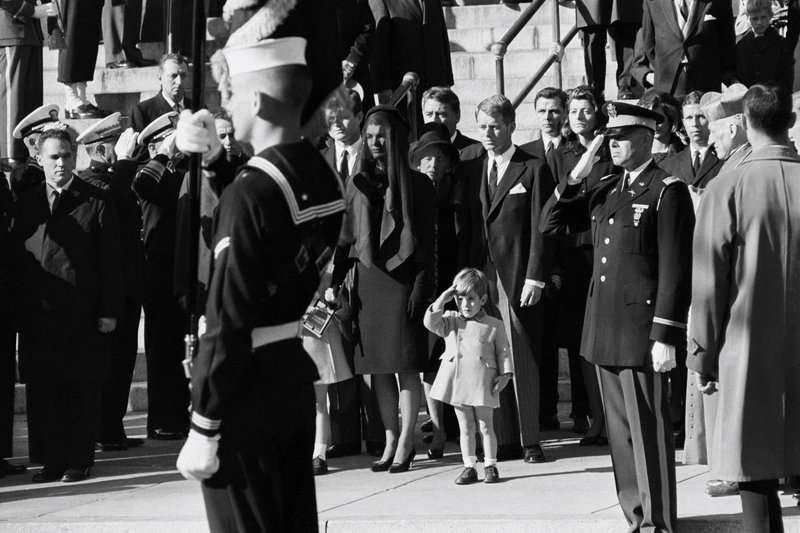 25-novembre-1963-d-un-pas-de-soldat-la-marche-de-Jackie-Kennedy