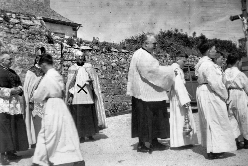 Ch41 - 1964-05-12 - confirmation - Monseigneur Favé et Mr Guillaume Yvinec recteur de Primelin - (Christ Roi)