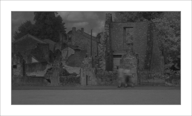 Oradour touristes ombre IR 120814