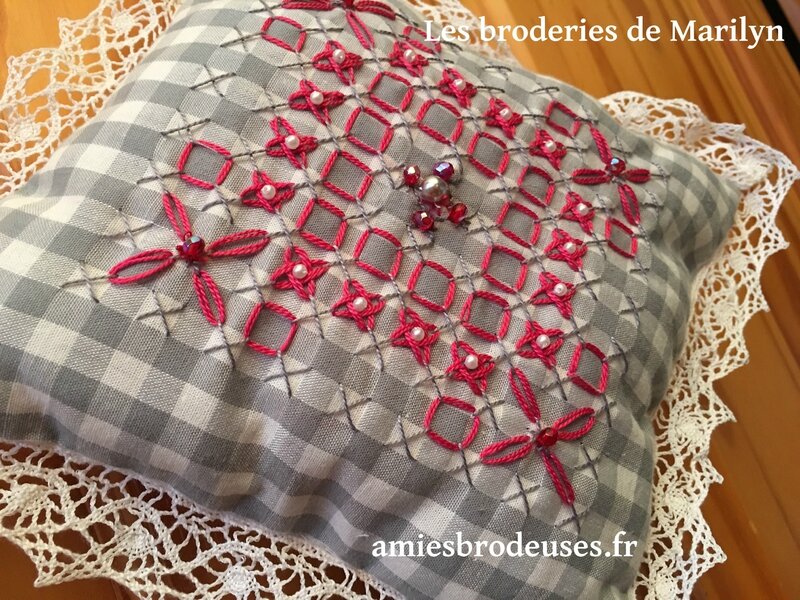 broderie suisse cousin rouge