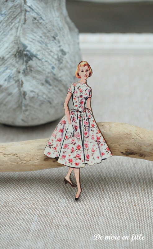 dame blonde robe fleurie rose