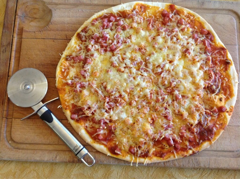 Pizza aux dés de jambon,sauce tomate et gruyère Margauton Cooking